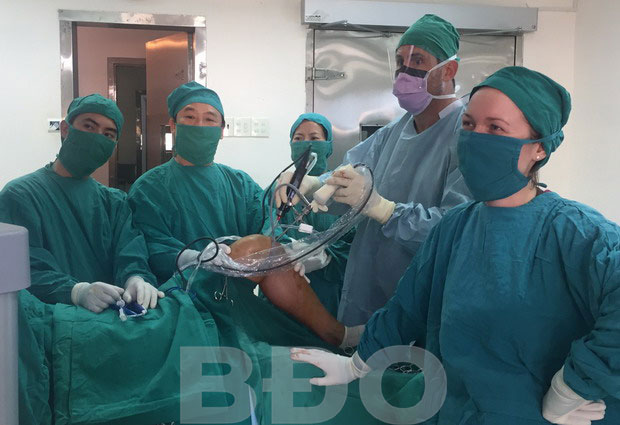 Bệnh viện Đa khoa tỉnh phối hợp với Tổ chức Ủy thác y tế Việt Nam – New Zealand phẫu thuật cho bệnh nhân trong lĩnh vực ngoại chấn thương