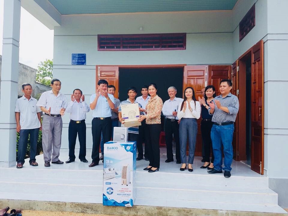 Buổi lễ trao tiền hỗ trợ xây dựng nhà Đại đoàn kết của Khối thi đua VHXH tỉnh cho gia đình bà Nguyễn Thị Hoa tại ngôi nhà mới.