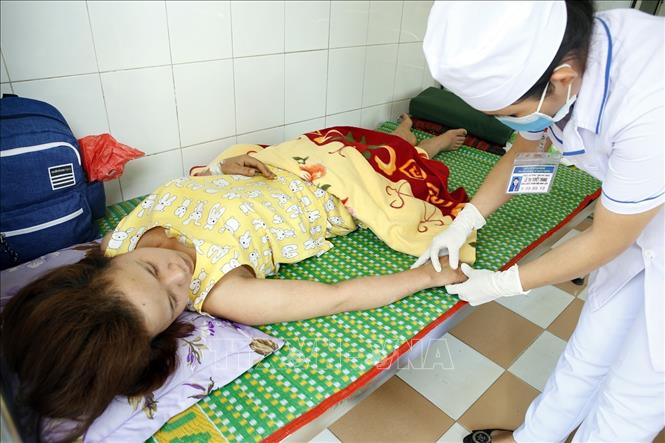 Nhân viên y tế chăm sóc điều trị cho bệnh nhân mắc sốt xuất huyết tại Trung tâm y tế huyện Hoài Nhơn