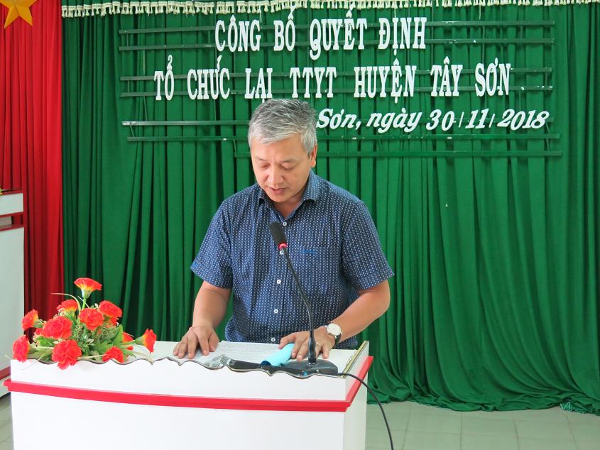 BSCKII  Lê  Quang Hùng – Giám đốc Sở Y tế đọc Quyết định thành lập