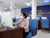 Người dân đăng ký tài khoản và nộp hồ sơ trực tuyến tại Trung tâm Phục vụ Hành chính công tỉnh Bình Định. (Ảnh Thu Hiền)