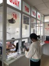 Người bệnh quét mã QR-Code thanh toán viện phí, không dùng tiền mặt tại TTYT thị xã Hoài Nhơn (Ảnh: TTYT thị xã Hoài Nhơn cung cấp)