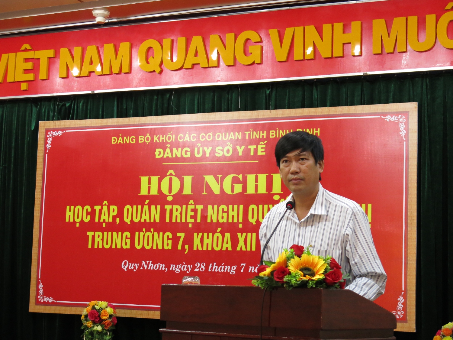 Đồng chí Nguyễn Hữu Lộc – Phó Bí thư Đảng ủy khối các cơ quan tỉnh báo cáo trong Hội nghị