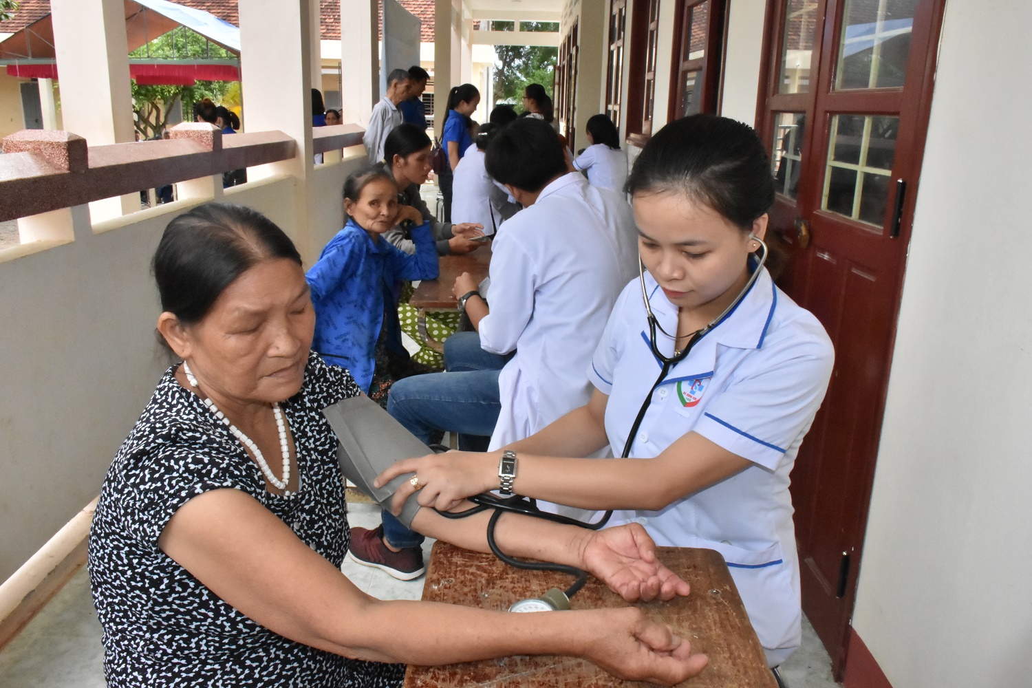 Đoàn Thanh niên Bệnh viện ĐKKV Bồng Sơn thực hiện hướng dẫn quy trình khám bệnh và quyền lợi hưởng Bảo hiểm y tế; khám bệnh và cấp phát thuốc miễn phí cho gần 100 người dân thuộc đối tượng gia đình chính sách và có hoàn cảnh đặc biệt khó khăn