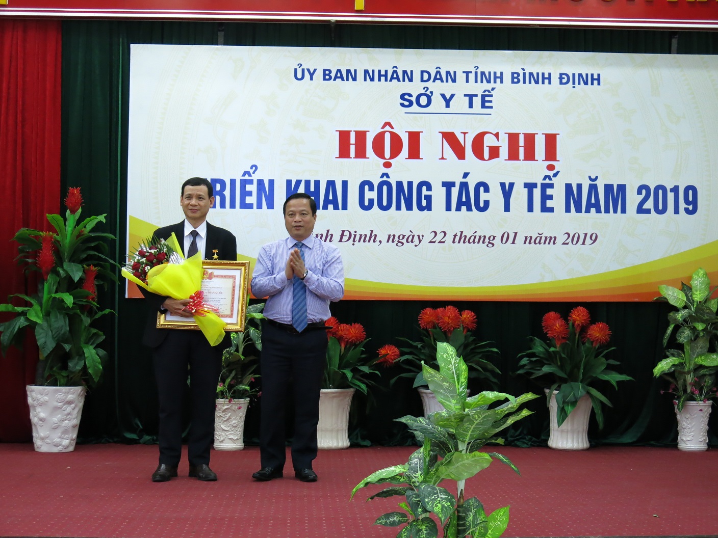 Ông Phạm Văn Phú, Bệnh viện Đa khoa tỉnh được phong tặng danh hiệu Chiến sĩ thi đua toàn quốc