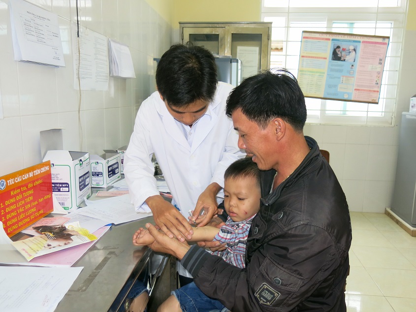 Cán bộ y tế tiêm chủng cho trẻ tại Trung tâm Kiểm soát bệnh tật tỉnh