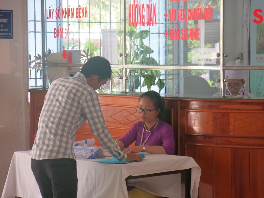 Cán bộ y tế hướng dẫn, tư vấn người dân tại TTYT huyện Phù Cát