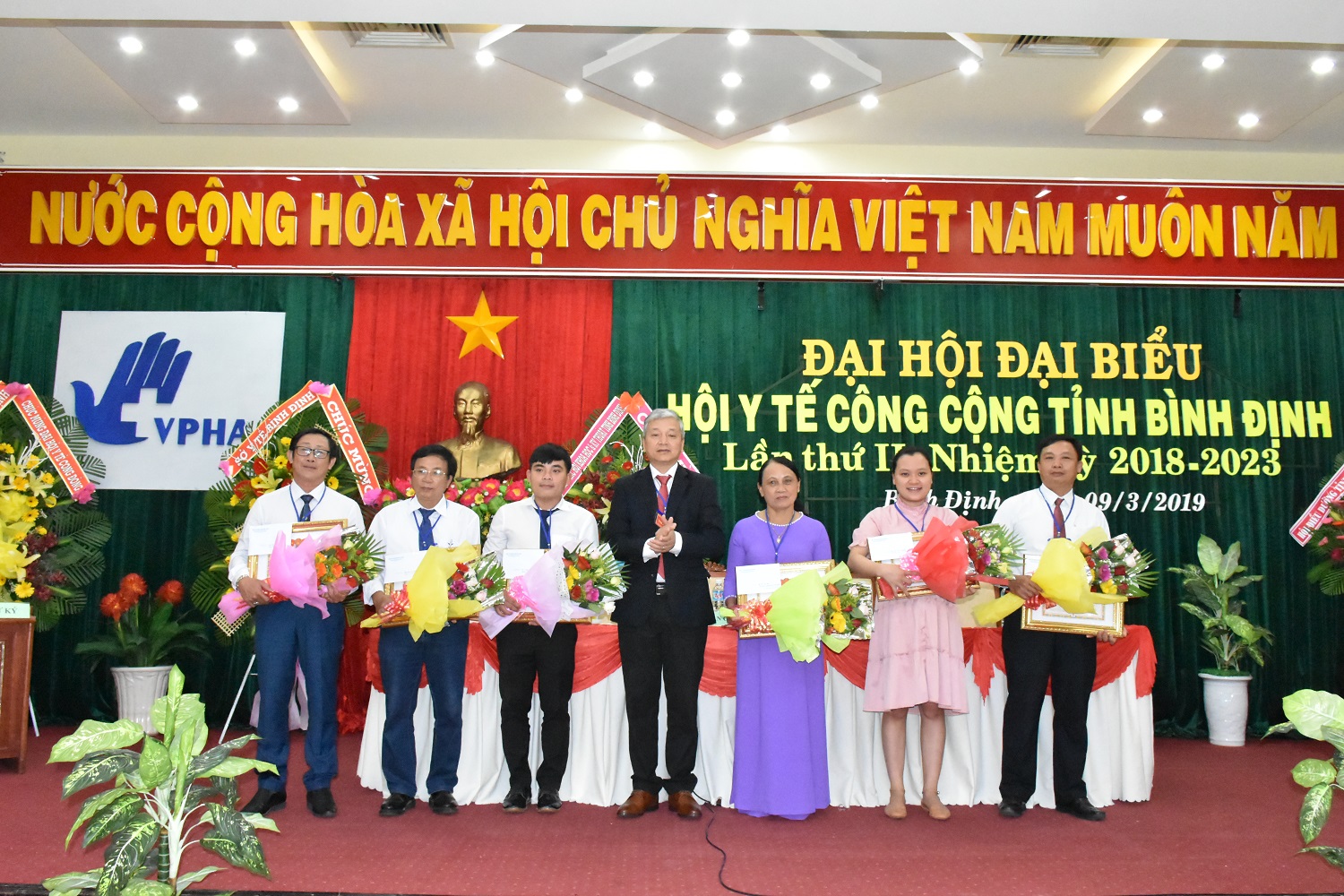 Ông Lê Quang Hùng tặng thưởng cho tập thể và cá nhân có thành tích xuất sắc trong hoạt động YTCC