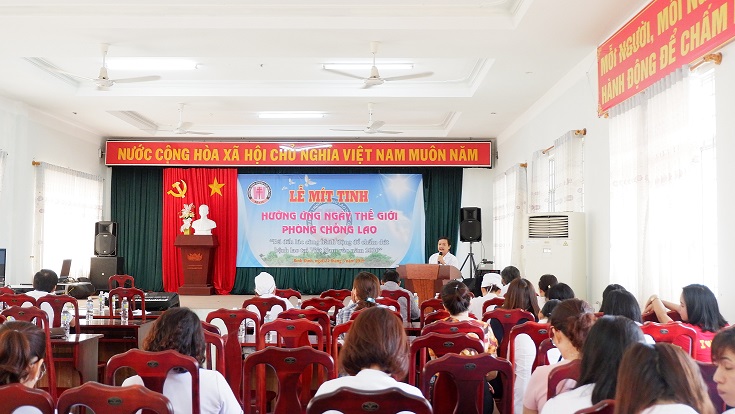 Bs. CKII. Đỗ Phúc Thanh - Phó Giám đốc Bệnh viện Lao và bệnh phổi Bình Định phát biểu trong buổi Lễ Mít tinh.