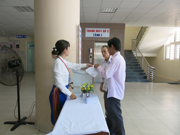 Cán bộ y tế của Bệnh viện Đa khoa tỉnh hướng dẫn người bệnh thủ tục khám chữa bệnh
