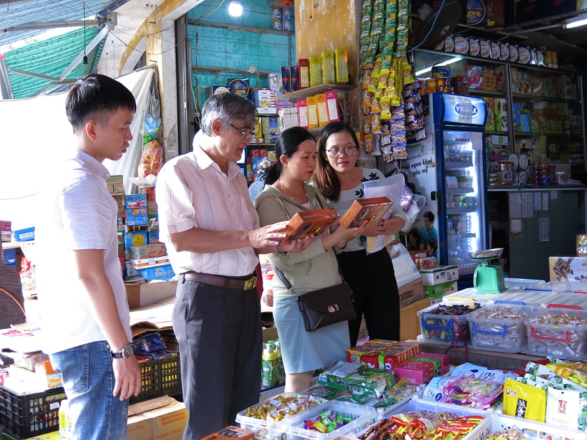 Đoàn thanh tra liên ngành về an toàn thực phẩm của thành phố đang kiểm tra trên địa bàn thành phố Quy Nhơn