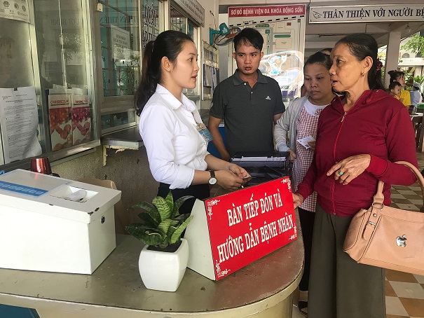 Cán bộ Tổ công tác xã hội đang tiếp đón, hướng dẫn thủ tục cho người dân đến khám chữa bệnh tại Bệnh viện Đa khoa khu vực Bồng Sơn
