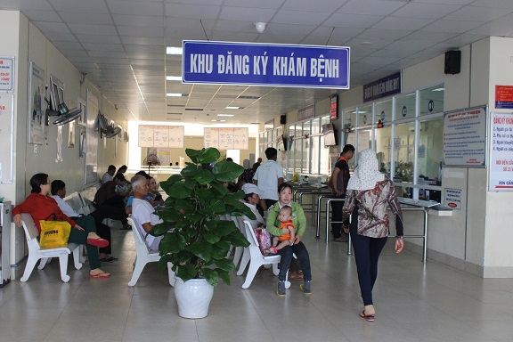 Người dân đăng ký khám chữa bệnh bảo hiểm y tế tại Khoa khám BVĐK tỉnh