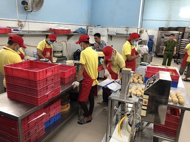 Đoàn kiểm tra Liên ngành ATTP kiểm tra tại cơ sở sản xuất bánh Ngọc Nga Tp. Quy Nhơn