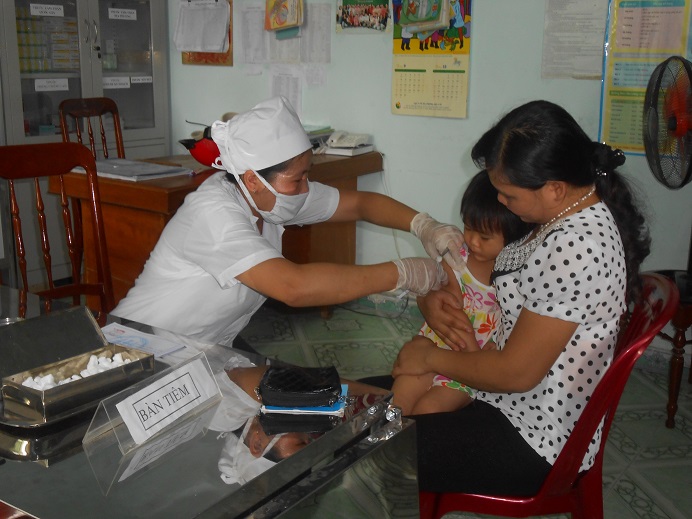 Tiêm vắc xin phòng bệnh sởi cho trẻ tại cơ sở y tế.