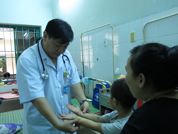 Khám và điều trị cho bệnh nhân nhi mắc bệnh tay chân miệng tại BVĐK tỉnh