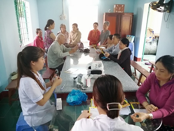 Các điều dưỡng đang khám bệnh cho người dân tại Trạm y tế thị trấn Tuy Phước