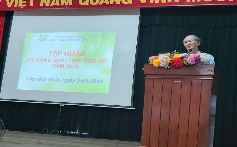 Ông Hồ Việt Mỹ   Giám đốc Bệnh viện Đa khoa tỉnh phát biểu khai mạc tại Lớp tập huấn giao tiếp, ứng xử năm 2019