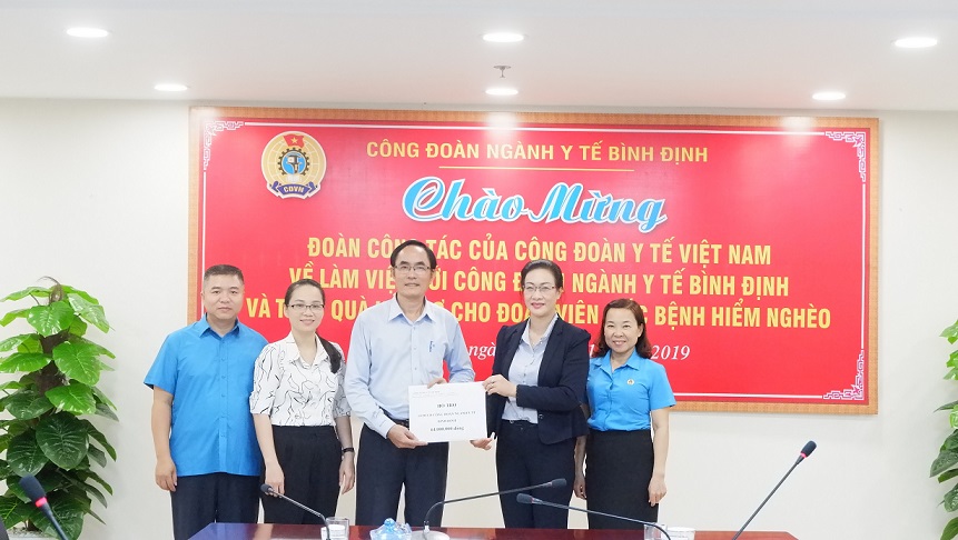 PGS TS Phạm Thanh Bình, Chủ tịch Công đoàn Y tế Việt Nam trao quà hỗ trợ cho đoàn viên thuộc Công đoàn ngành Y tế Bình Định