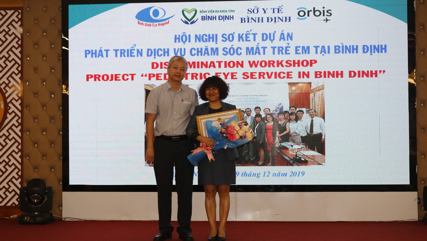 Giám đốc Sở Y tế Lê Quang Hùng trao Bằng khen UBND tỉnh cho Tổ chức Orbis Quốc tế tại Việt Nam và 03 cá nhân.