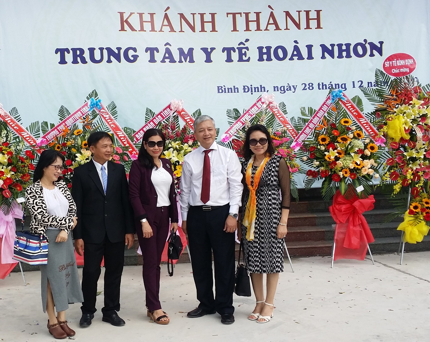 Lãnh đạo Sở Y tế, TTYT huyện Hoài Nhơn và lãnh đạo các đơn vị liên quan chụp ảnh lưu niệm tại Khu điều trị mới của TTYT huyện Hoài Nhơn.