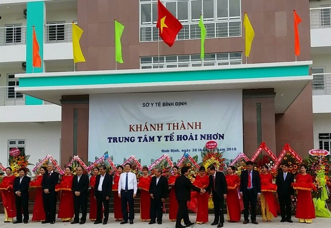 Lãnh đạo UBND tỉnh, UNND huyện, Sở Y tế và các sở, ban, ngành, đơn vị có liên quan đến dự buổi lễ khánh thành Khu điều trị mới của TTYT huyện Hoài Nhơn.