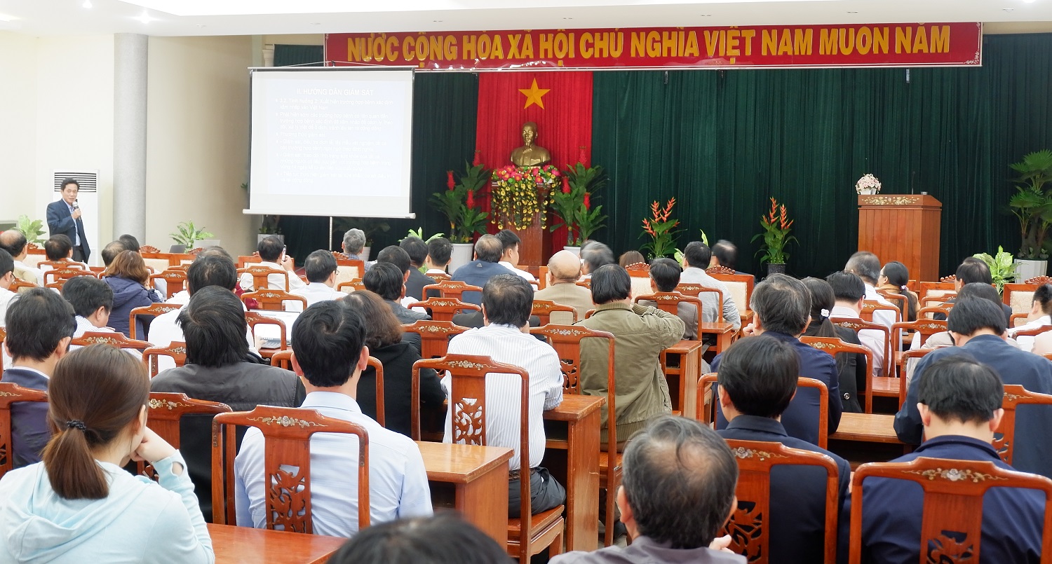 Ông Bùi Ngọc Lân – Giám đốc Trung tâm Kiểm soát bệnh tật tỉnh báo cáo trong buổi Hội nghị