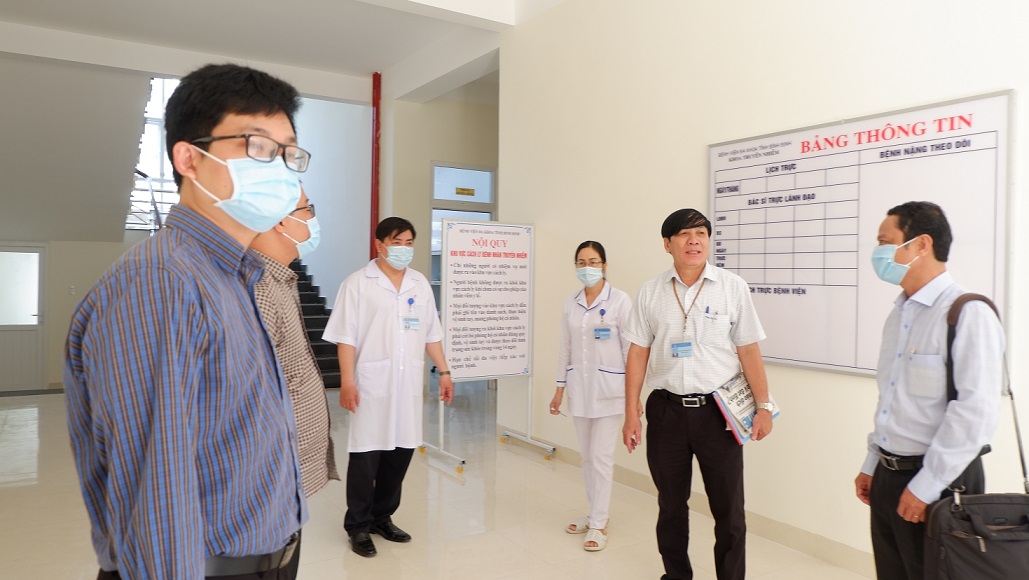 Đoàn kiểm tra Viện Pasteur Nha Trang làm việc tại Bệnh viện Đa khoa tỉnh về việc thực hiện các biện pháp phòng bệnh viêm đường hô hấp cấp do chủng mới của vi rút Corona (Thu Phương)