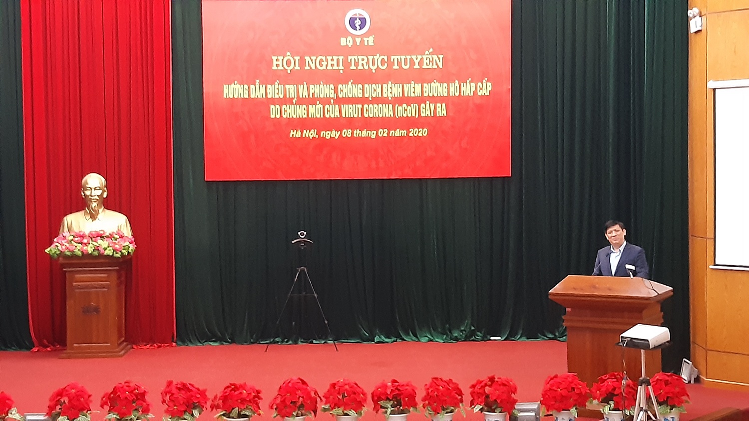 Thứ trưởng Bộ Y tế Nguyễn Thanh Long phát biểu tại Hội nghị trực tuyến hướng dẫn điều trị và phòng chống dịch bệnh viêm đường hô hấp cấp do chủng mới của vi rút Corona (nCOV) tại điểm cầu Trung ương (Thùy Vy)