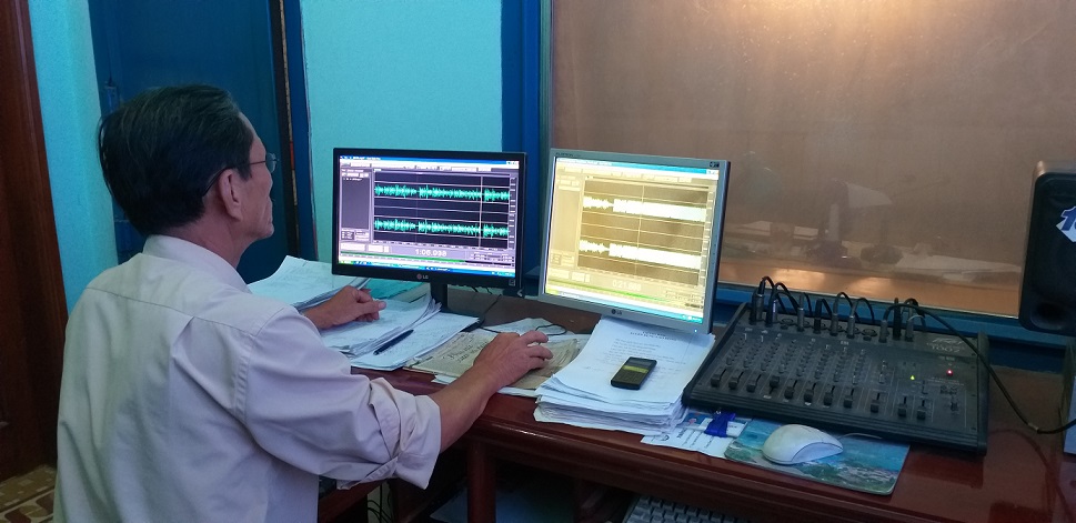 Cán bộ Đài Truyền thanh Phù Cát chuẩn bị phát sóng bản tin về phòng chống dịch Covid-19