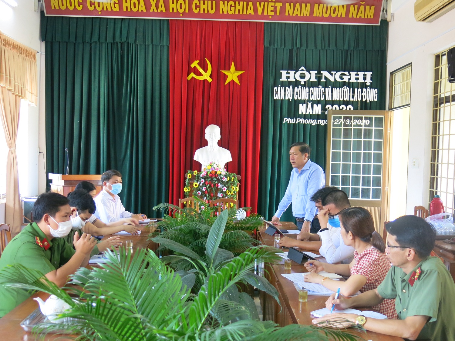 Ông Nguyễn Văn Trung – Phó Giám đốc Sở Y tế, Ủy viên Ban Chỉ đạo tỉnh phát biểu tại Ủy ban nhân dân thị trấn Phú Phong (Thu Phương)