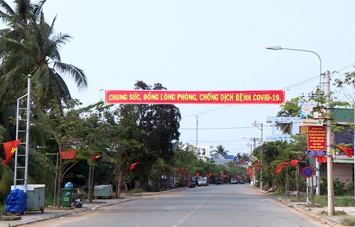 Tăng cường công tác tuyên truyền phòng, chống dịch Covid-19 trên địa bàn huyện Hoài Nhơn. (Ảnh Thùy Vy)