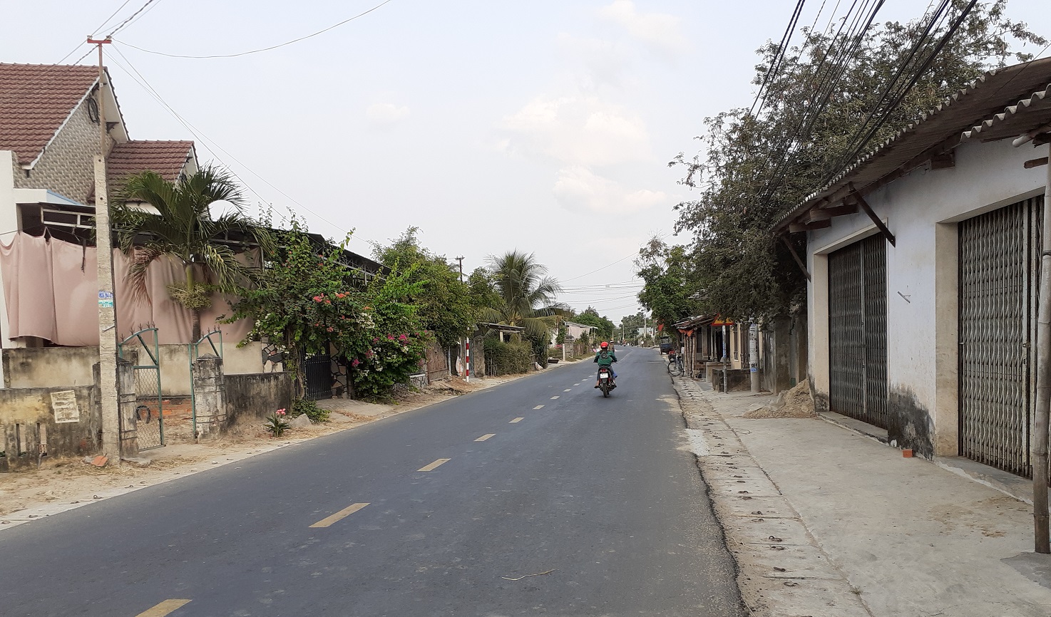 trong những ngày cách ly toàn xã hội, các tuyến đường trên địa bàn huyện Phù Cát, thưa thớt người ra đường (1)