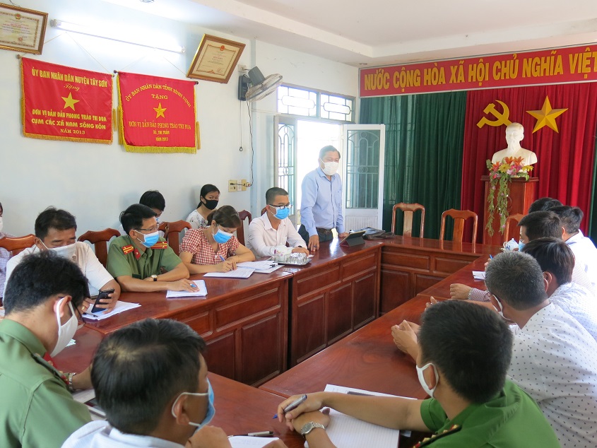 Ban chỉ đạo phòng chống dịch của tỉnh làm việc tại xã Tây Xuân, huyện Tây Sơn (Thu Phương)