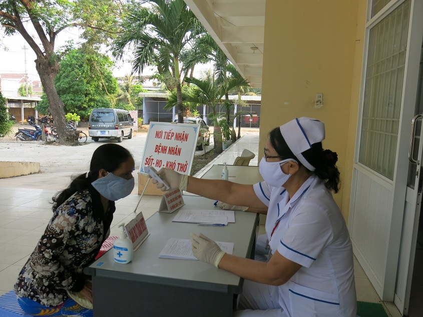 Trung tâm Y tế huyện Phù Cát kiểm soát toàn bộ người bệnh và người nhà bệnh nhân trước khi vào Khoa Khám bệnh (Thu Phương)