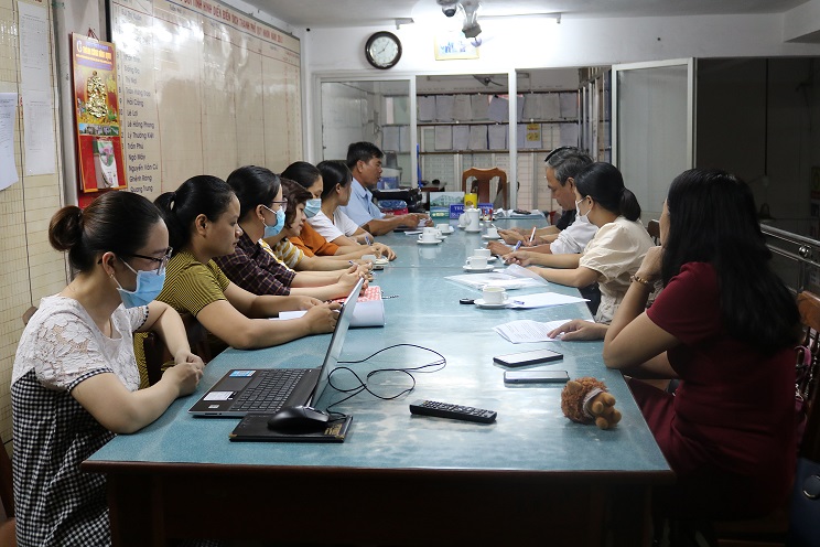 Đoàn giám sát Trung tâm Kiểm soát bệnh tật làm việc cùng TTYT Quy Nhơn về công tác giám sát phòng chống dịch Covid-19. (ảnh Thu Hiền)