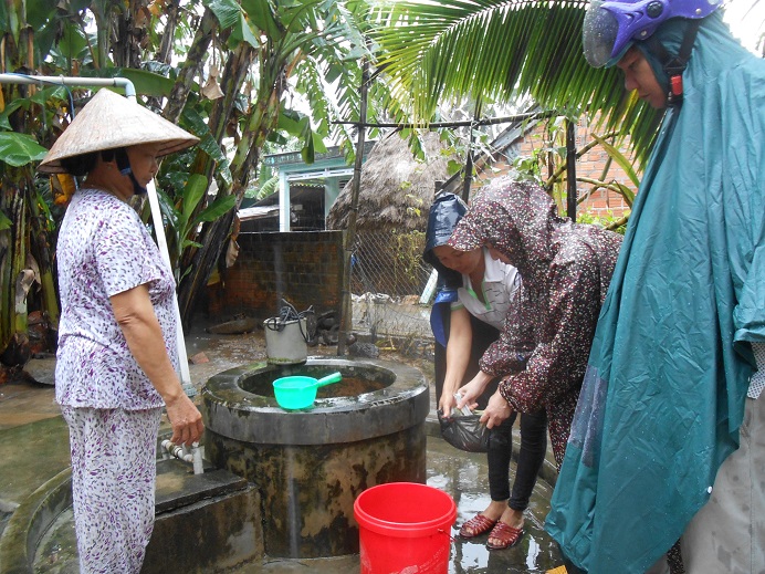 Cán bộ y tế hướng dẫn cách xử lý nước an toàn vệ sinh thực phẩm, đảm bảo sức khỏe cho người dân trong mùa mưa bão, lũ lụt. (Ảnh Thùy Vy)