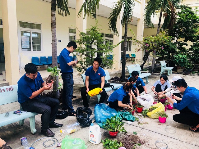 Chi đoàn Thanh niên Trung tâm Kiểm soát bệnh tật tỉnh tổ chức hoạt động “Một giờ vàng cho không gian xanh” tại đơn vị. (Ảnh Thanh Hân)