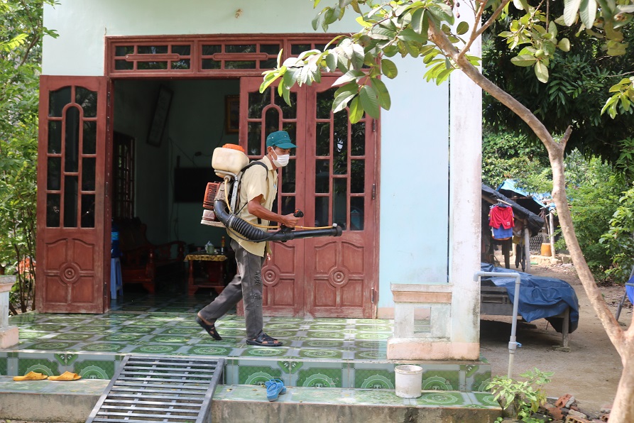 Trung tâm Y tế Thị xã Hoài Nhơn tiến hành phun hóa chất và diệt bọ gậy tại Khu phố 9, phường Tam Quan, Thị xã Hoài Nhơn  (Ảnh Thu Hiền)