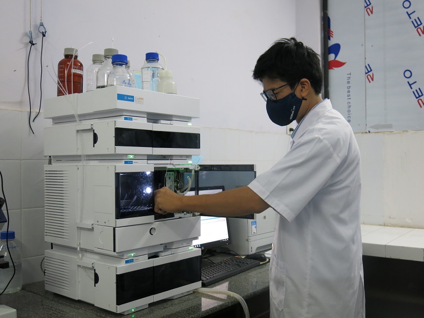 Kiểm tra chất lượng thuốc đông dược bằng máy sắc ký lỏng tại Trung tâm Kiểm nghiệm Dược phẩm - Mỹ phẩm (Ảnh: Thu Phương)