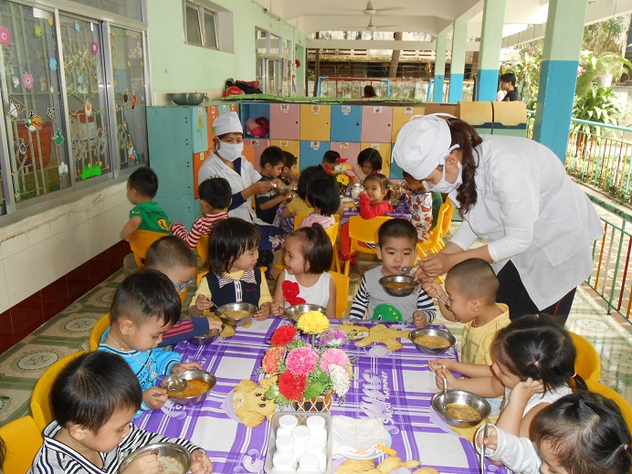 Tăng cường đảm bảo an toàn thực phẩm, phòng chống ngộ độc thực phẩm tại các bếp ăn tập thể tại trường học (Ảnh Thùy Vy)