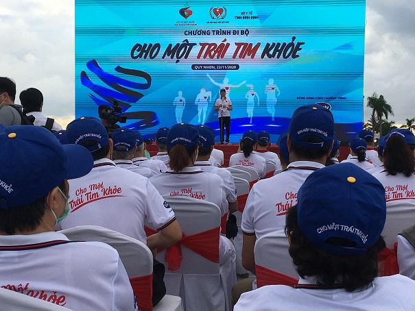 Viện Trưởng Viện Tim mạch Việt Nam phát biểu tại Chương trình đo bộ cho trái tim khỏe tại thành phố Quy Nhơn. (Ảnh Thu Hiền)