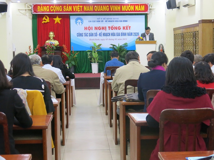 Ông Nguyễn Văn Thạch - Phó Chi cục trưởngChi cục DS- KHHGĐ tỉnh báo cáokết quả công tác DS-KHHGĐ năm 2020tại Hội nghị (Ảnh Thùy Vy)