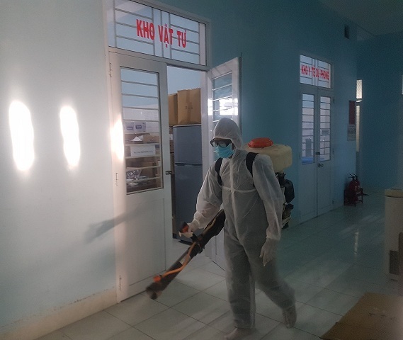 Trung tâm Y tế huyện Tuy Phước phun thuốc khử khuẩn phòng, chống dịch Covid 19 (Ảnh Thùy Vy)