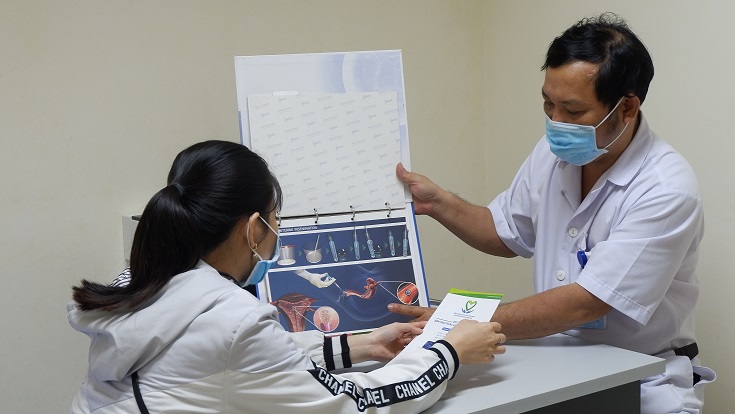 Bác sỹ Nguyễn Hữu Tiến tư vấn cho phụ nữ hiếm muộn về phương pháp thụ tinh trong ống nghiệm tại Đơn nguyên Hỗ trợ sinh sản (Ảnh: Thu Phương)