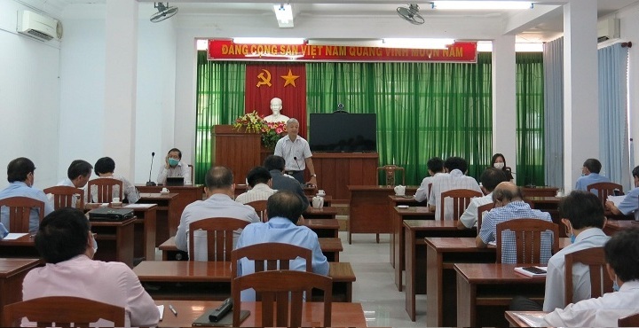 Ông Lê Quang Hùng - Giám đốc Sở Y tế chỉ đạo tại cuộc họp giao ban triển khai công tác phòng chống dịch COVID-19 (Ảnh Thùy Vy)