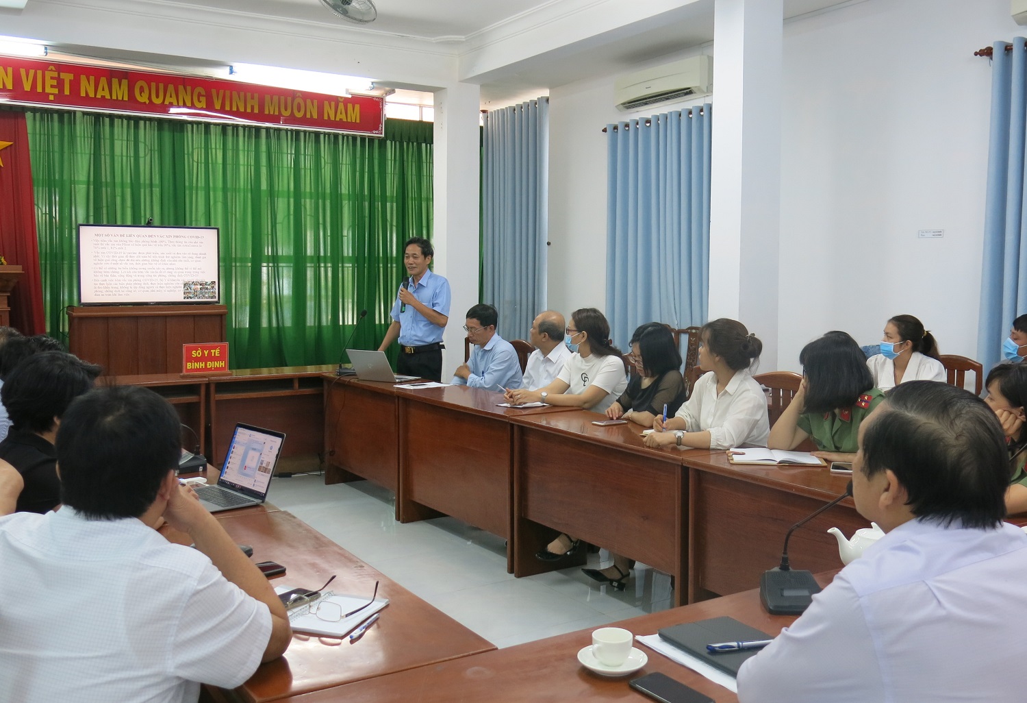 Ông Bùi Ngọc Lân – Giám đốc Trung tâm Kiểm soát bệnh tật tỉnh báo cáo tại Hội nghị (Ảnh Thu Phương)