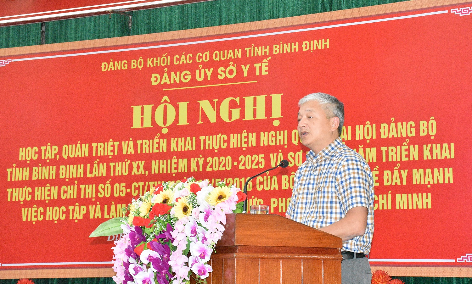 1.	Đồng chí Lê Quang Hùng, Bí thư Đảng ủy Sở quán triệt Nghị quyết tại Hội nghị. (ảnh Xuân Phước)