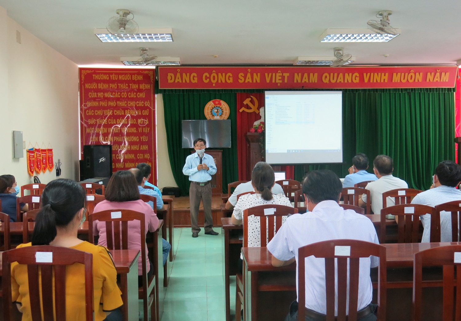  Ông Nguyễn Sanh – Phó trưởng Khoa Xét nghiệm – CĐHA– TDCN của Trung tâm Kiểm soát bệnh tật tỉnhbáo cáo tại lớp tập huấn(Ảnh Thùy Vy)