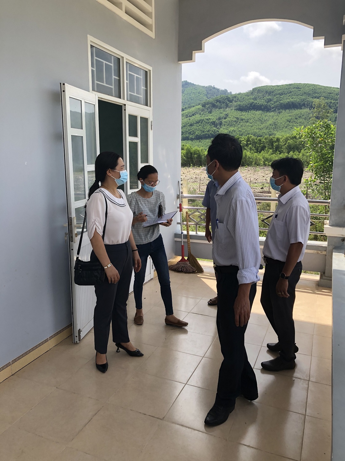 Đoàn giám sát hướng dẫn phòng cách ly tạm thời tại điểm bầu cử thị trấn Vân Canh